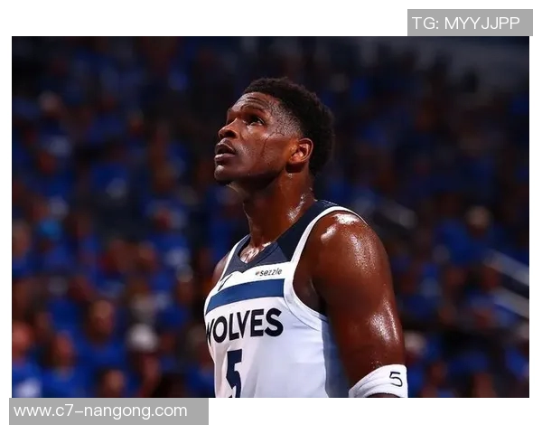 爱德华兹被罚点球后情绪激动返回更衣室怒喊去TMD罚球引发热议